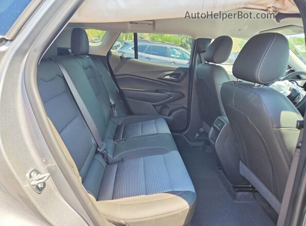 KL77LHEPXSC009300 2025 CHEVROLET TRAX Silver Սալոնի հետևի տեսք
