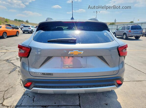 KL77LHEPXSC009300 2025 CHEVROLET TRAX Silver Հետևի տեսք