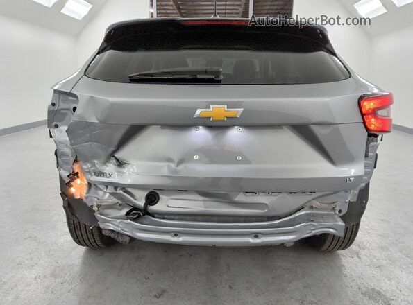 KL77LHEPXSC170097 2025 CHEVROLET TRAX Gray Հետևի տեսք