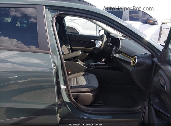 KL77LHEPXSC205009 2025 CHEVROLET TRAX Зеленый Вид салона спереди