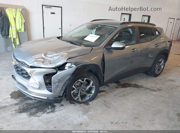 KL77LHEPXTC106305 2026 CHEVROLET TRAX Серый Передняя левая четверть