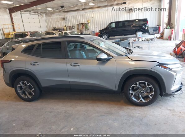 KL77LHEPXTC106305 2026 CHEVROLET TRAX Серый Вид задней части салона