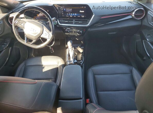 KL77LJE20RC219720 2024 CHEVROLET TRAX Синий Вид панели приборов