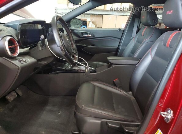 KL77LJE23RC083759 2024 CHEVROLET TRAX Red Widok wnętrza z przodu
