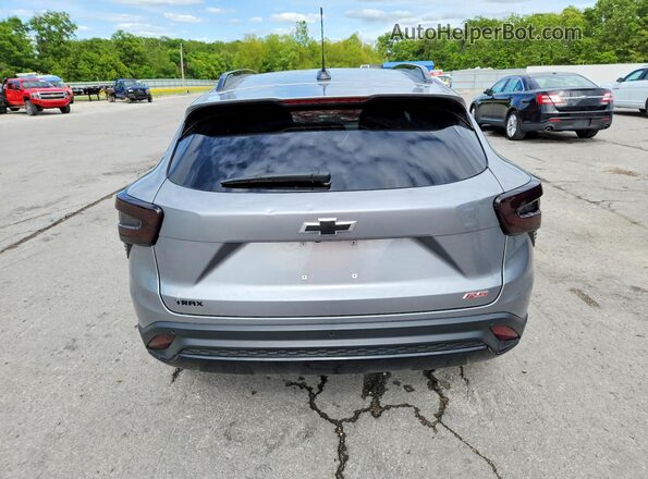 KL77LJE23RC228802 2024 CHEVROLET TRAX Silver Հետևի տեսք