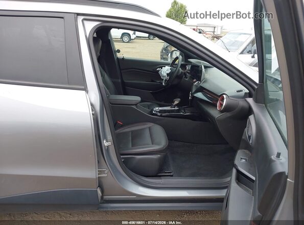 KL77LJE25RC089708 2024 CHEVROLET TRAX Серебряный Вид салона спереди
