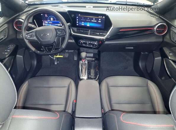 KL77LJE26RC042526 2024 CHEVROLET TRAX Black Առջևի վահանակի տեսք