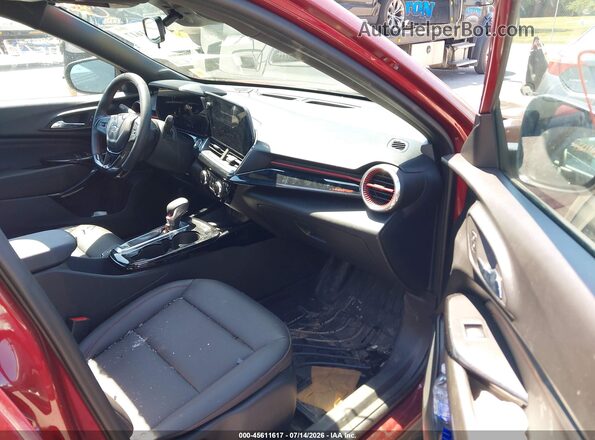 KL77LJE27RC047427 2024 CHEVROLET TRAX Red Widok wnętrza z przodu