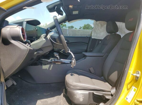 KL77LJE28RC031060 2024 CHEVROLET TRAX Yellow Widok wnętrza z przodu