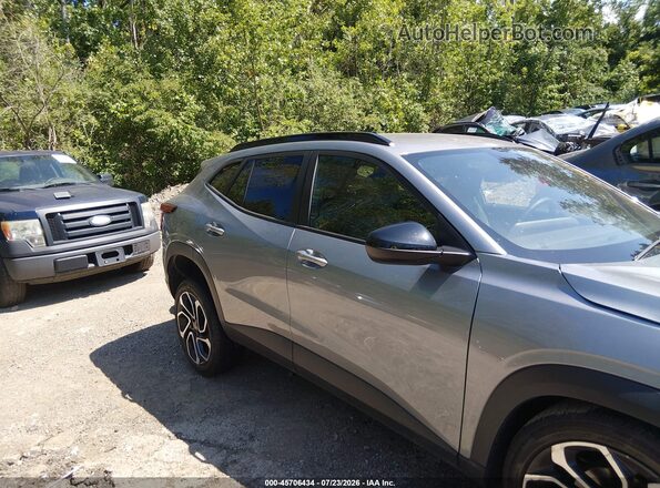 KL77LJE28RC137928 2024 CHEVROLET TRAX Gray Вид задньої частини салону