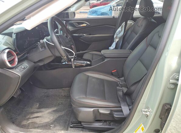 KL77LJE28RC191861 2024 CHEVROLET TRAX Green წინა სალონის ხედი