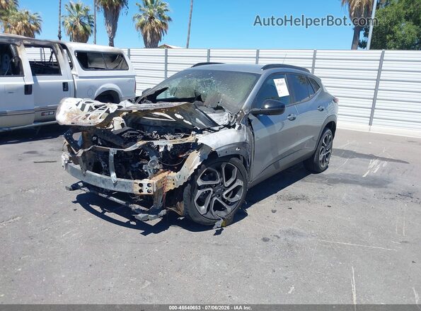 KL77LJE29RC063645 2024 CHEVROLET TRAX Silver Vista tres cuartos delantera izquierda