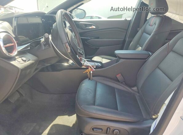 KL77LJEP0SC296749 2025 CHEVROLET TRAX White Widok wnętrza z przodu