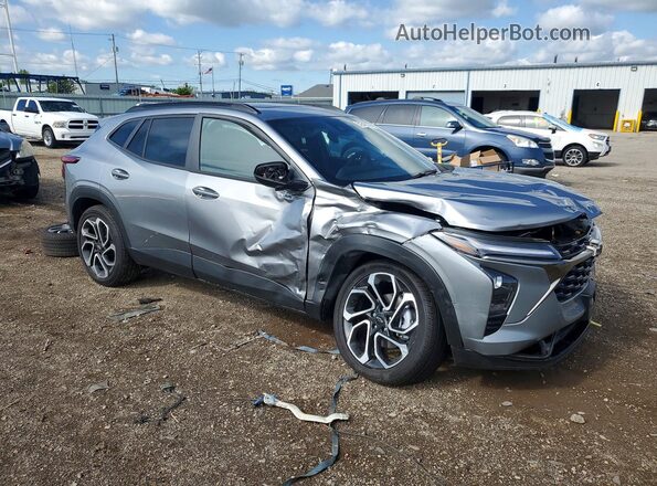 KL77LJEP1TC104806 2026 CHEVROLET TRAX Gray წინა მარჯვენა