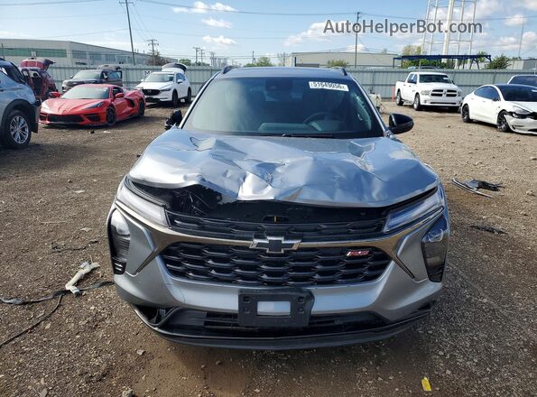 KL77LJEP1TC104806 2026 CHEVROLET TRAX Gray წინა ხედი