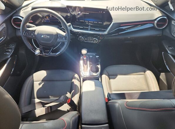 KL77LJEP2TC070410 2026 CHEVROLET TRAX Silver Vista del salpicadero