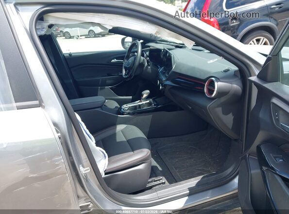 KL77LJEP5SC041398 2025 CHEVROLET TRAX Silver Front interior view