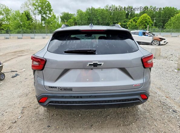 KL77LJEP6SC319077 2025 CHEVROLET TRAX Silver Rear view