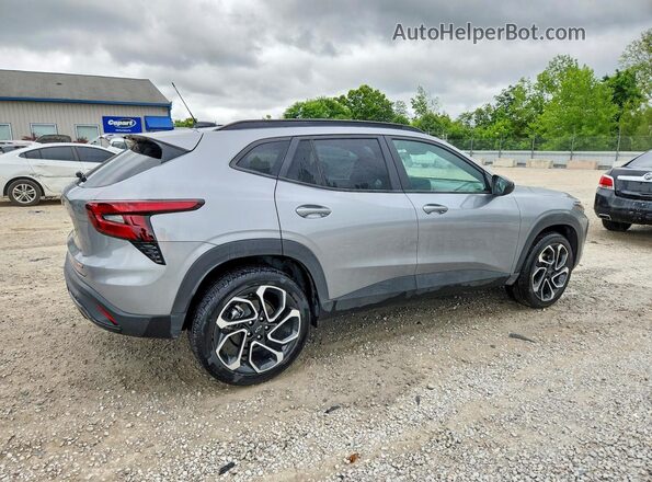 KL77LJEP6SC319077 2025 CHEVROLET TRAX Silver Rear right