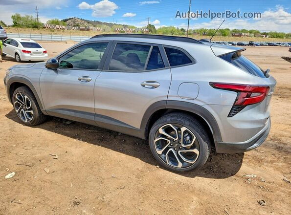 KL77LJEP6SC325915 2025 CHEVROLET TRAX Серебряный Задняя левая четверть