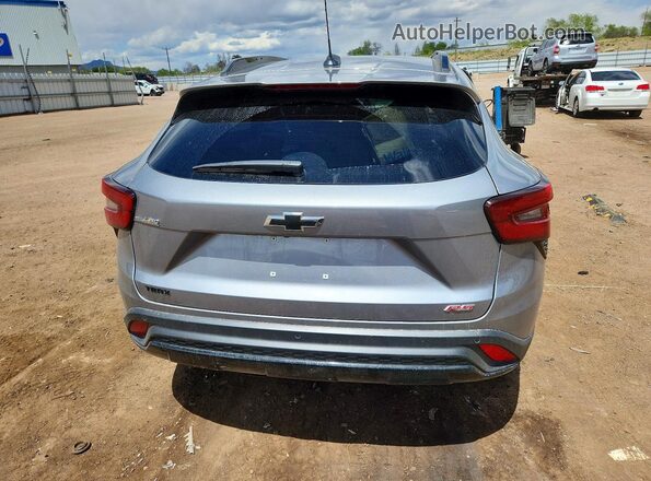 KL77LJEP6SC325915 2025 CHEVROLET TRAX Серебряный Вид сзади
