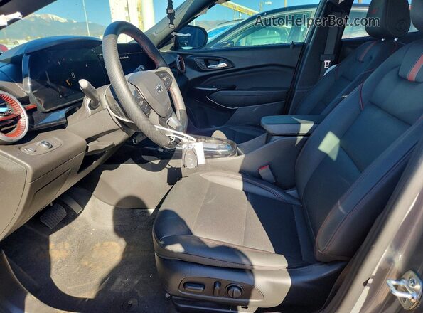 KL77LJEP6SC325915 2025 CHEVROLET TRAX Серебряный Вид салона спереди