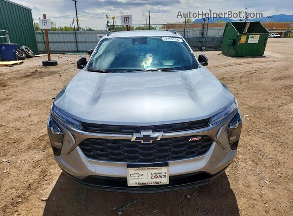 KL77LJEP6SC325915 2025 CHEVROLET TRAX Серебряный Вид спереди