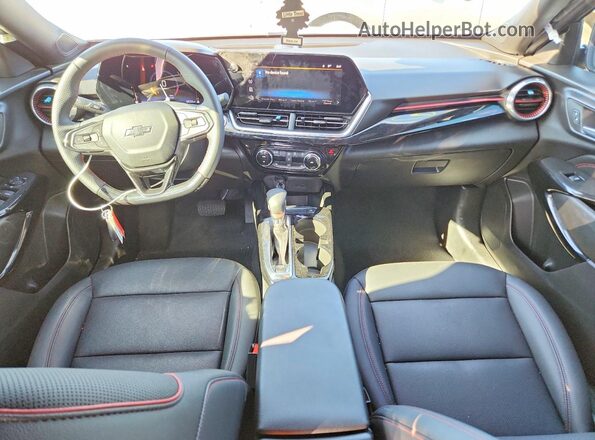 KL77LJEP6SC325915 2025 CHEVROLET TRAX Серебряный Вид панели приборов