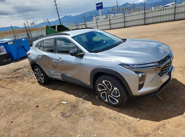 KL77LJEP6SC325915 2025 CHEVROLET TRAX Серебряный Передняя правая четверть