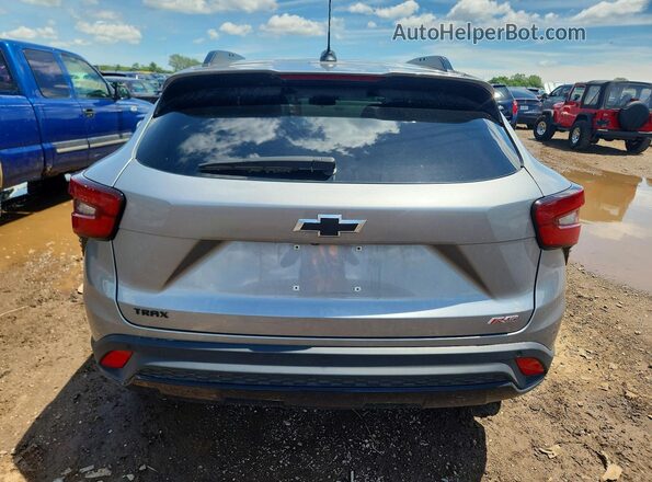 KL77LJEP7SC007026 2025 CHEVROLET TRAX Silver Widok z tyłu