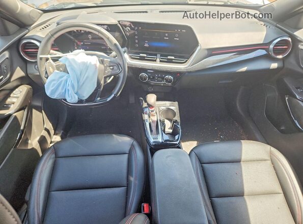 KL77LJEP7SC007026 2025 CHEVROLET TRAX Silver Widok deski rozdzielczej