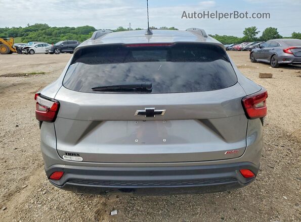 KL77LJEP7SC011707 2025 CHEVROLET TRAX Gray უკანა ხედი