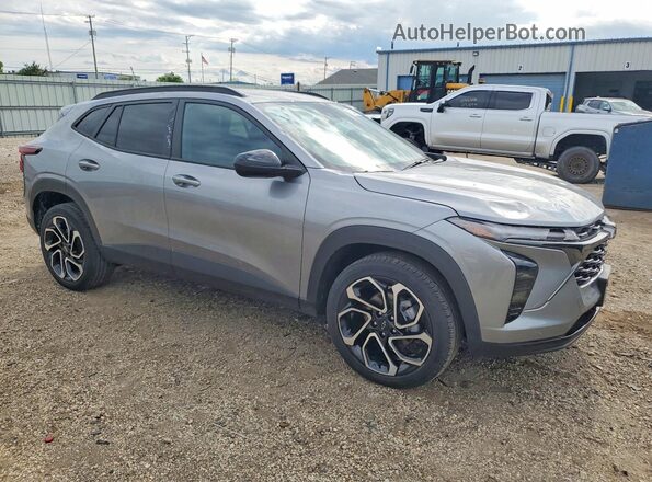 KL77LJEP7SC011707 2025 CHEVROLET TRAX Gray წინა მარჯვენა