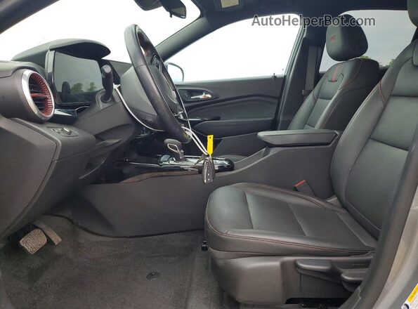 KL77LJEP7SC011707 2025 CHEVROLET TRAX Gray წინა სალონის ხედი