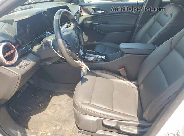 KL77LJEP7SC019080 2025 CHEVROLET TRAX Белый Вид салона спереди