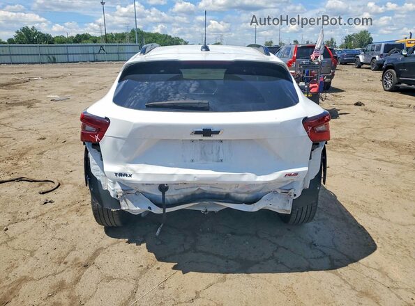KL77LJEP7SC019080 2025 CHEVROLET TRAX Белый Вид сзади