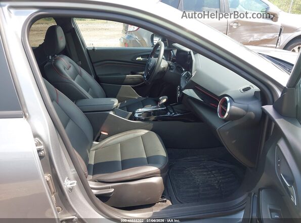 KL77LJEP8SC186029 2025 CHEVROLET TRAX Gray Вид салону спереду