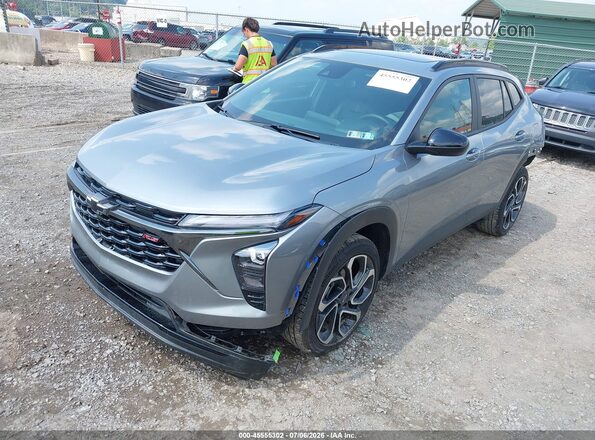 KL77LJEP8SC186029 2025 CHEVROLET TRAX Gray Передня ліва чверть