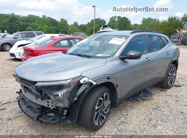 KL77LJEP8SC275048 2025 CHEVROLET TRAX Gray Vista tres cuartos delantera izquierda