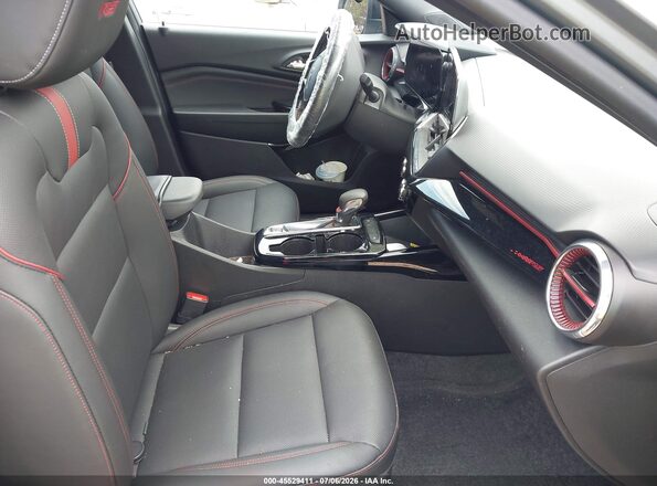 KL77LJEP8SC275048 2025 CHEVROLET TRAX Gray Vista interior delantera