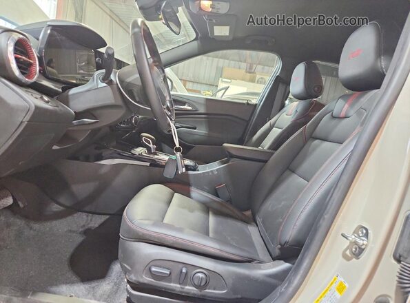 KL77LJEP8TC009689 2026 CHEVROLET TRAX Beige Widok wnętrza z przodu