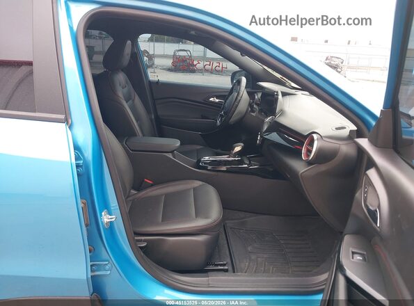 KL77LJEP9SC088482 2025 CHEVROLET TRAX Light Blue Вид салону спереду