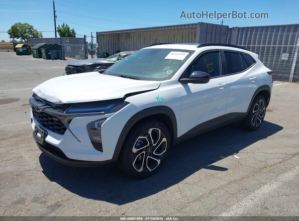KL77LJEP9SC271574 2025 CHEVROLET TRAX White წინა მარცხენა ხედი სამი მეოთხედიდან