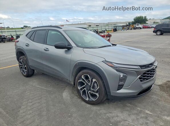 KL77LJEPXSC318014 2025 CHEVROLET TRAX Gray Передня права чверть