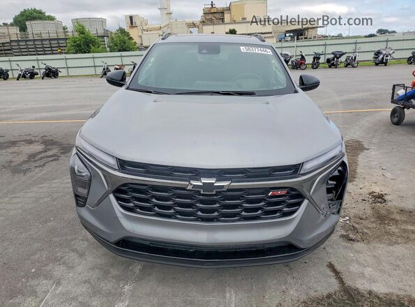 KL77LJEPXSC318014 2025 CHEVROLET TRAX Gray Вид спереду