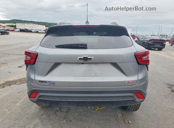 KL77LJEPXSC318014 2025 CHEVROLET TRAX Gray Вид ззаду