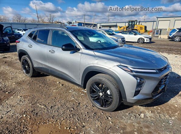 KL77LKE20RC002917 2024 CHEVROLET TRAX Silver Delantero derecho