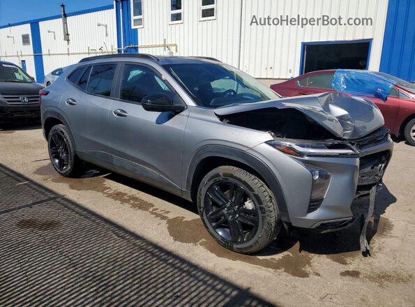 KL77LKE21RC003476 2024 CHEVROLET TRAX Gray Przód prawy