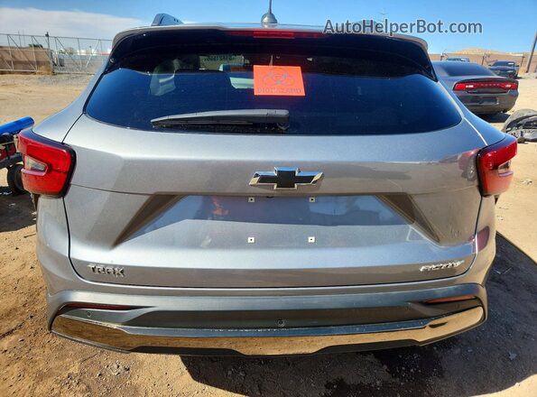 KL77LKE22RC167352 2024 CHEVROLET TRAX Серебряный Вид сзади