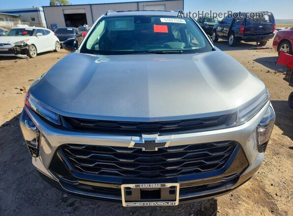 KL77LKE22RC167352 2024 CHEVROLET TRAX Серебряный Вид спереди